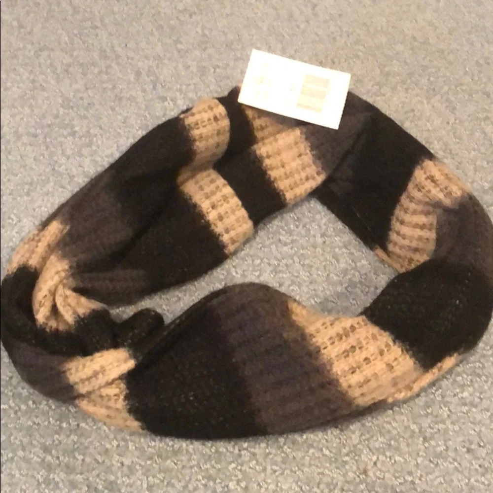 Madison 88 NWT infinity Over head Wrap/scarf host pick